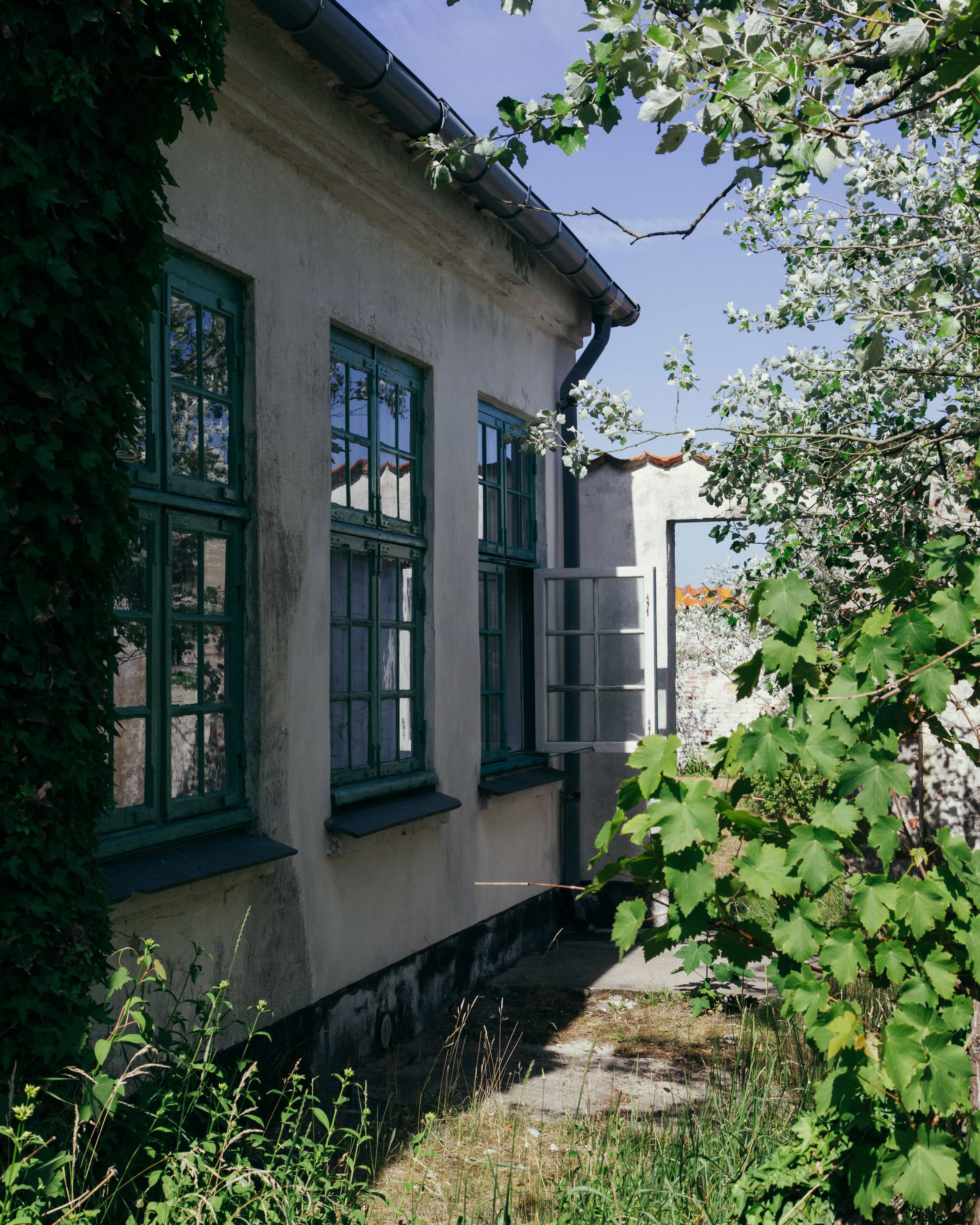 Three men in front of Fyrgaarden.