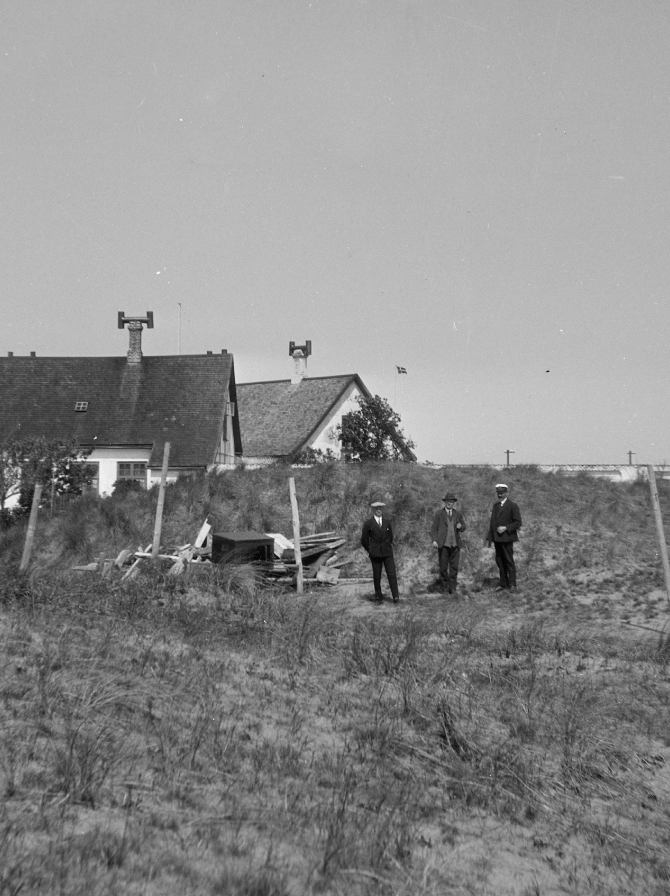 Three men in front of Fyrgaarden.
